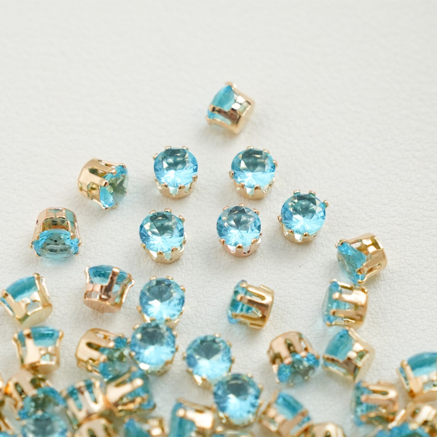 (30pcs)5MM Round Gold Base Prong-set CZs