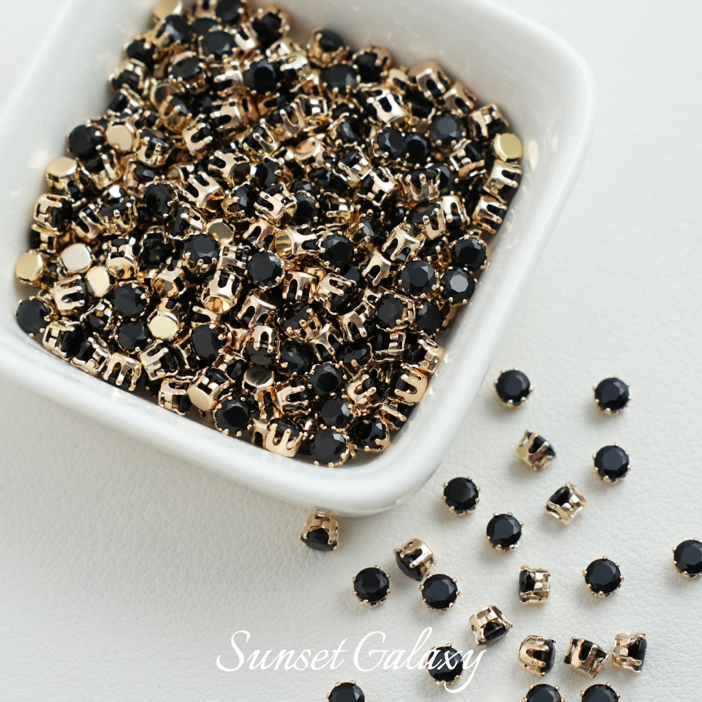 (100pcs)4MM 6-prong Round Prong-Set CZ - Gold/Silver Base