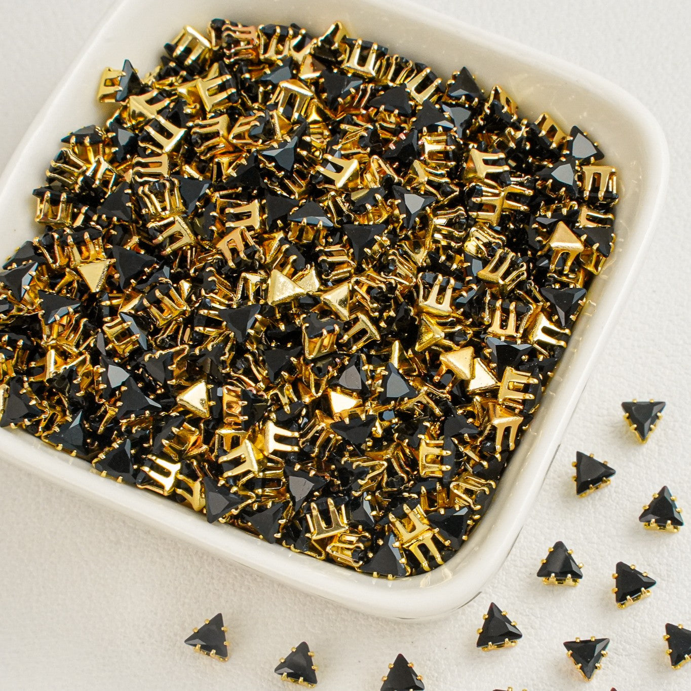 (30pcs)4MM Triangle Gold Base Prong-set CZs