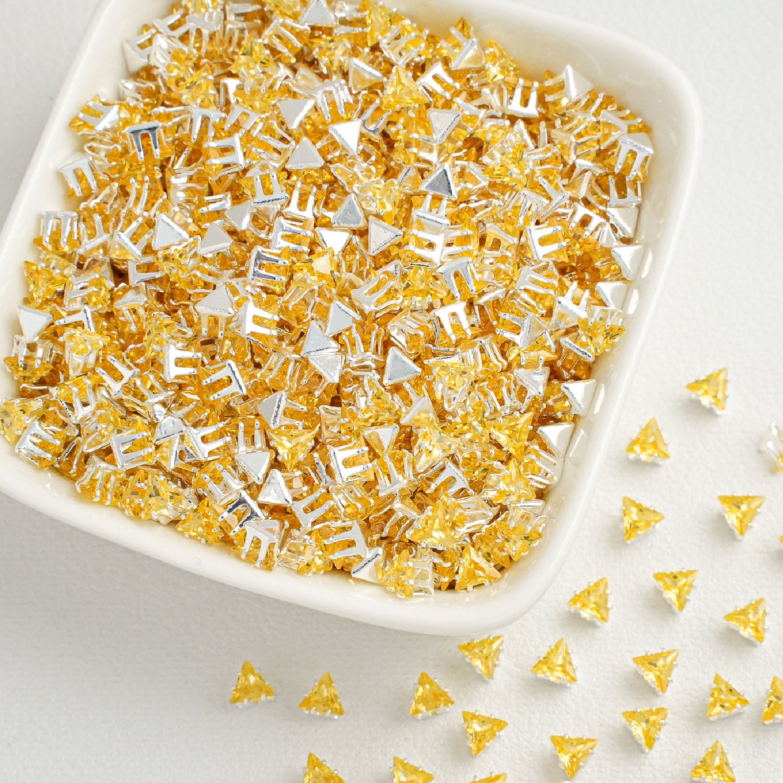 (100pcs)4mm Triangle Prong-Set CZ