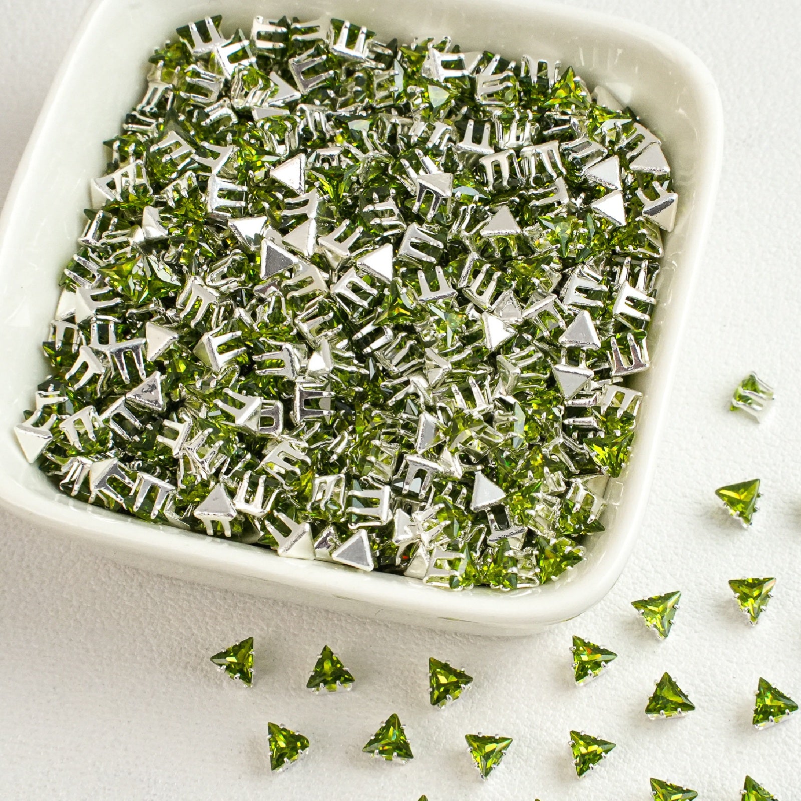 (100pcs)4mm Triangle Prong-Set CZ