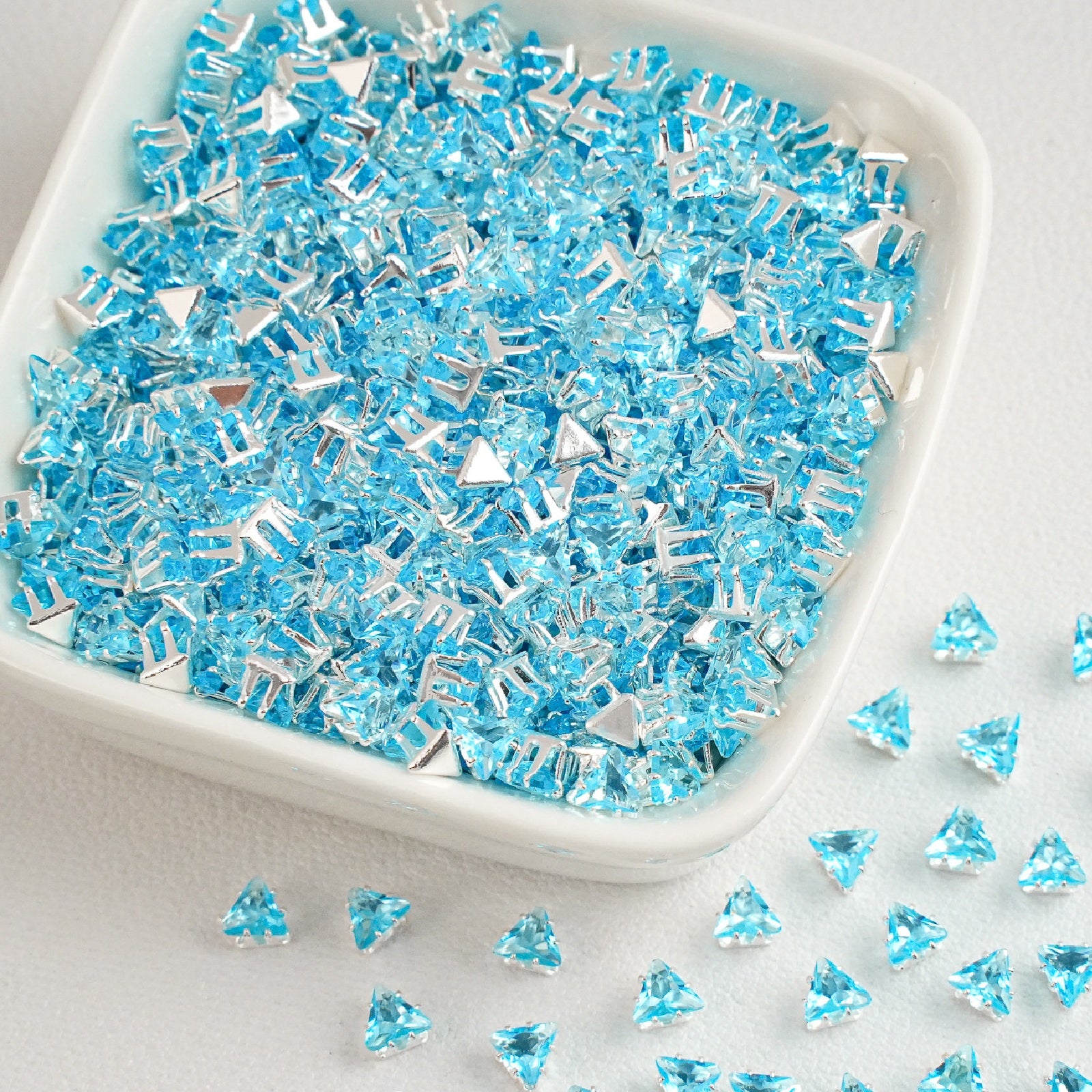 (100pcs)4mm Triangle Prong-Set CZ