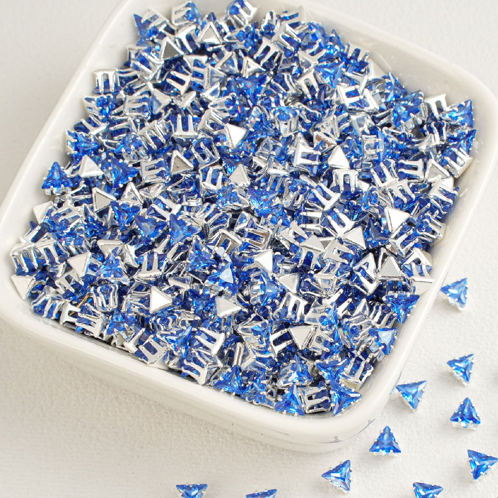 (100pcs)4mm Triangle Prong-Set CZ