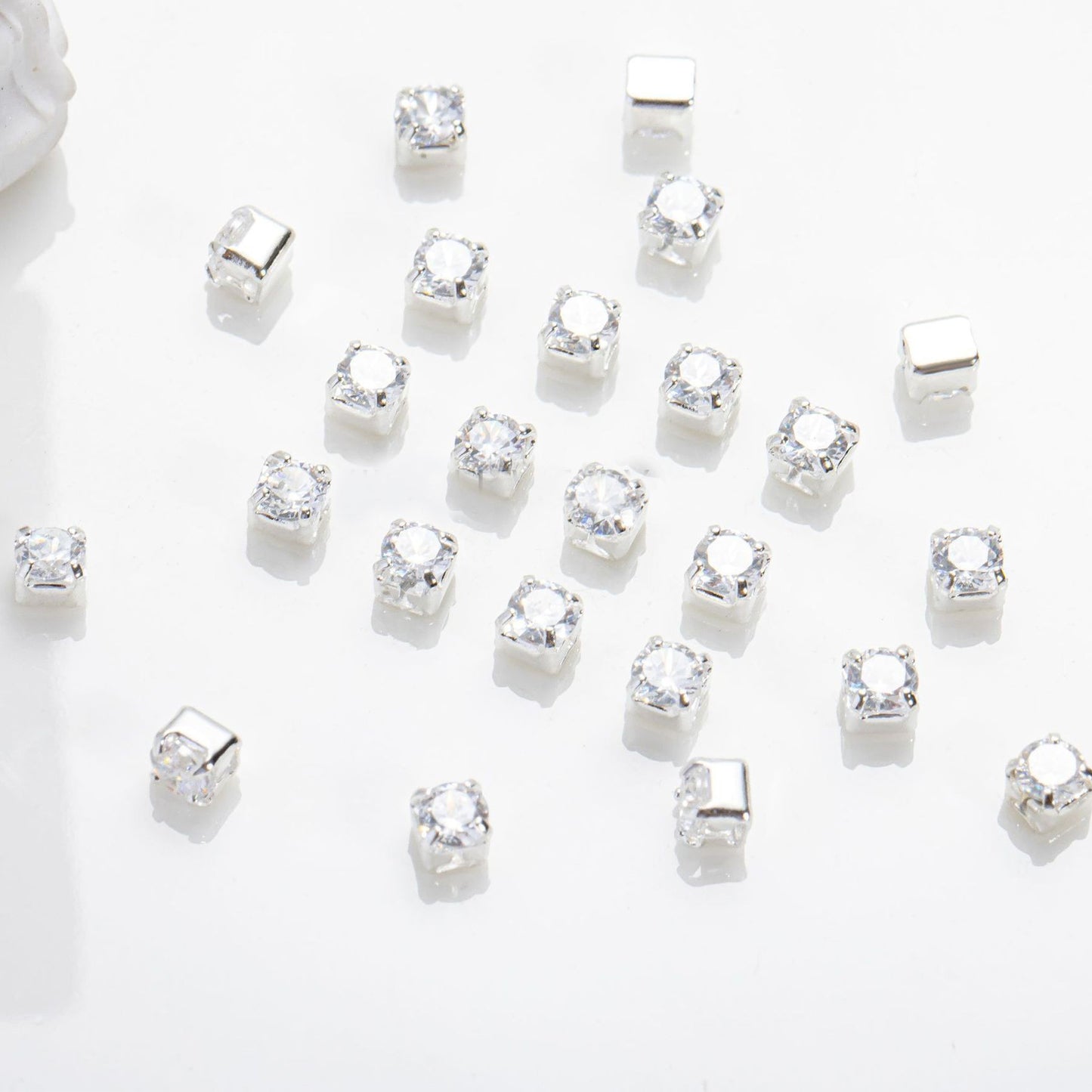 2.5mm 4-prong round zircon beads