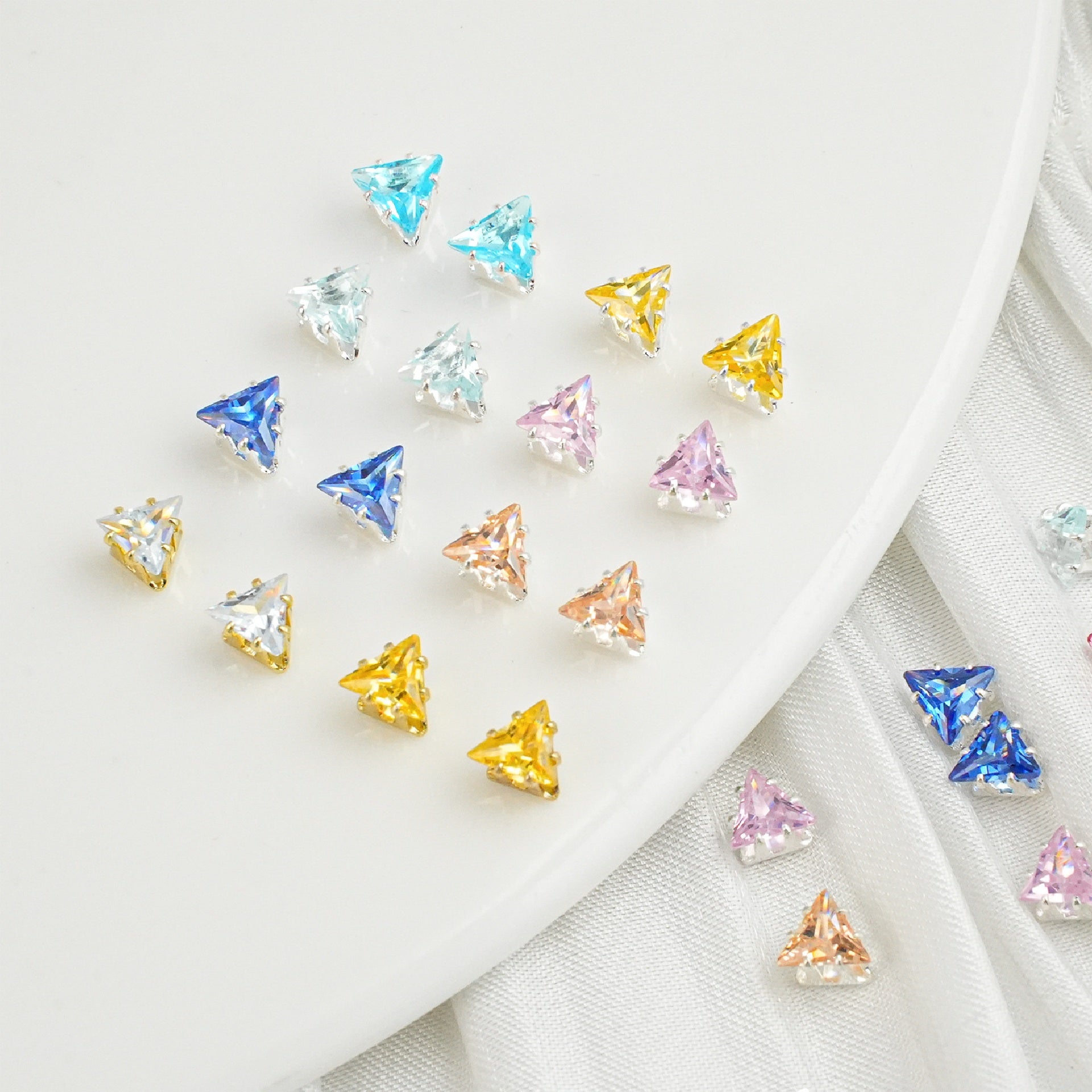 (100pcs)4mm Triangle Prong-Set CZ