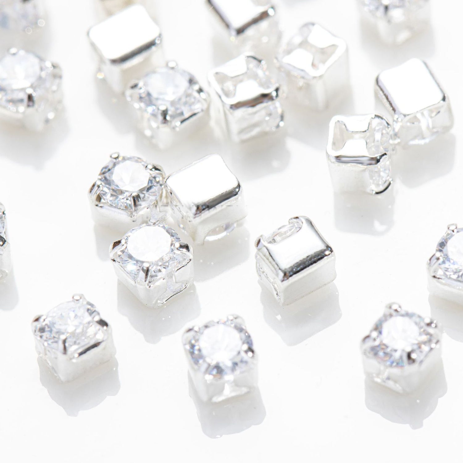 2.5mm 4-prong round Prong-Set CZ