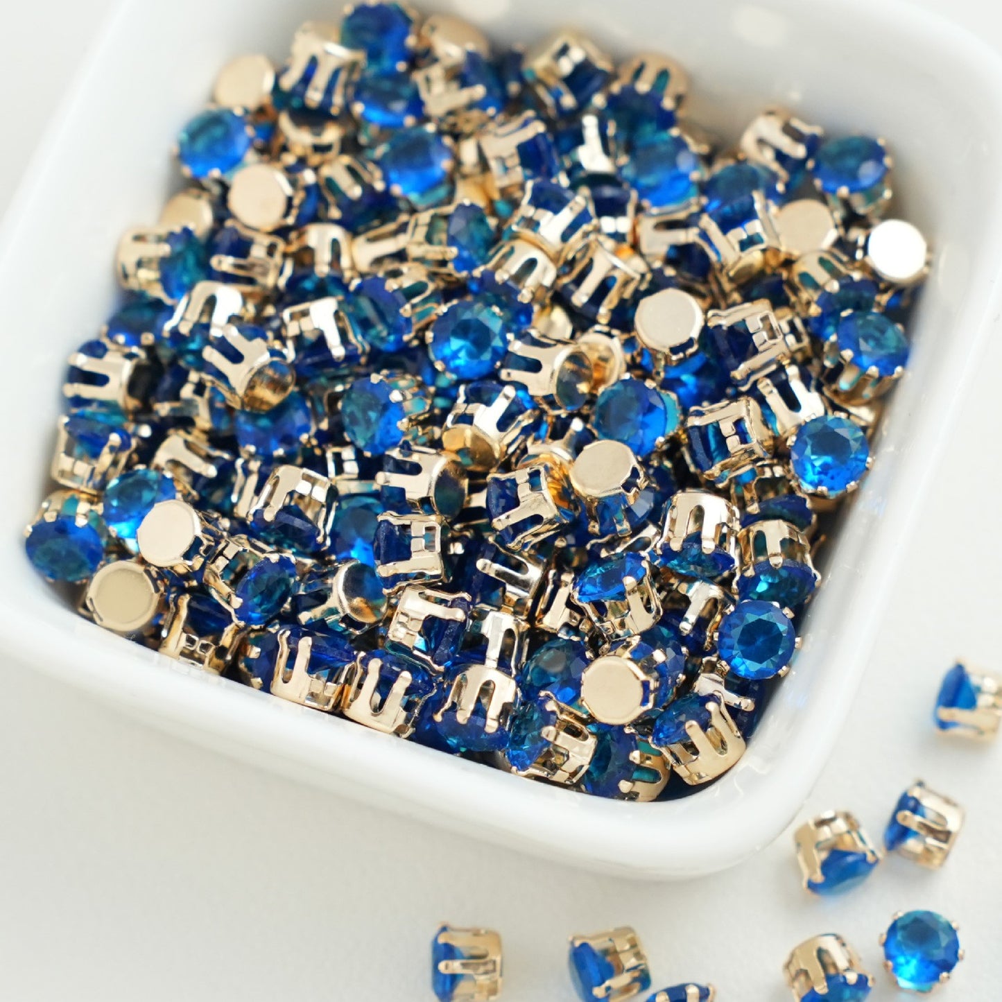 (100pcs)4MM 6-prong Round Prong-Set CZ - Gold/Silver Base
