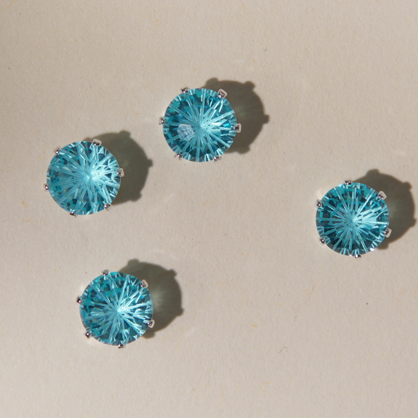 (10pcs)8mm Firework Round Prong-Set CZ