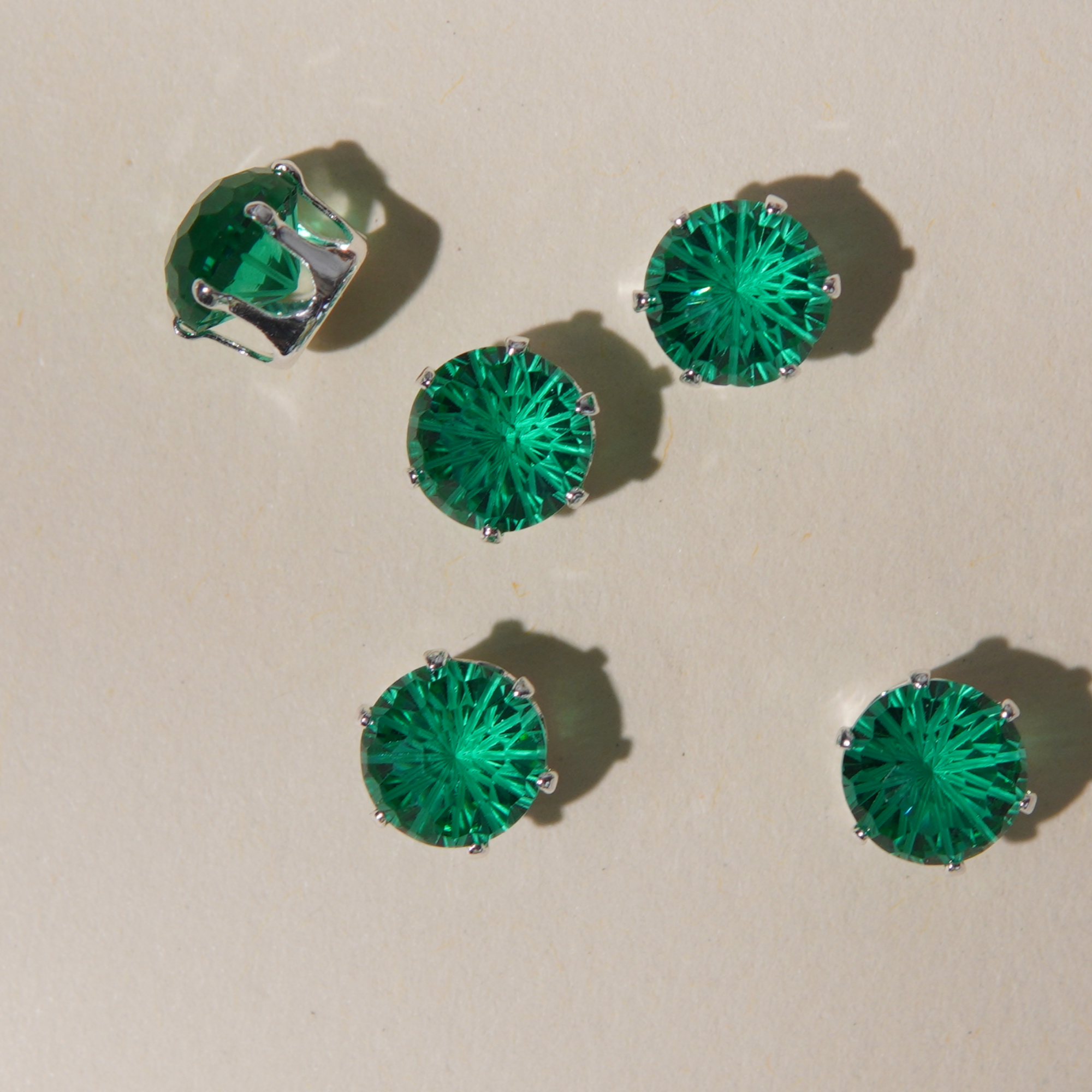 (10pcs)8mm Firework Round Prong-Set CZ