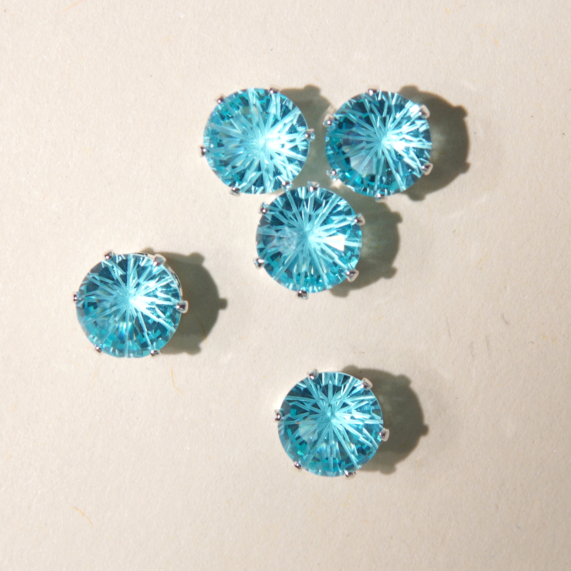 (10pcs)8mm Firework Round Prong-Set CZ