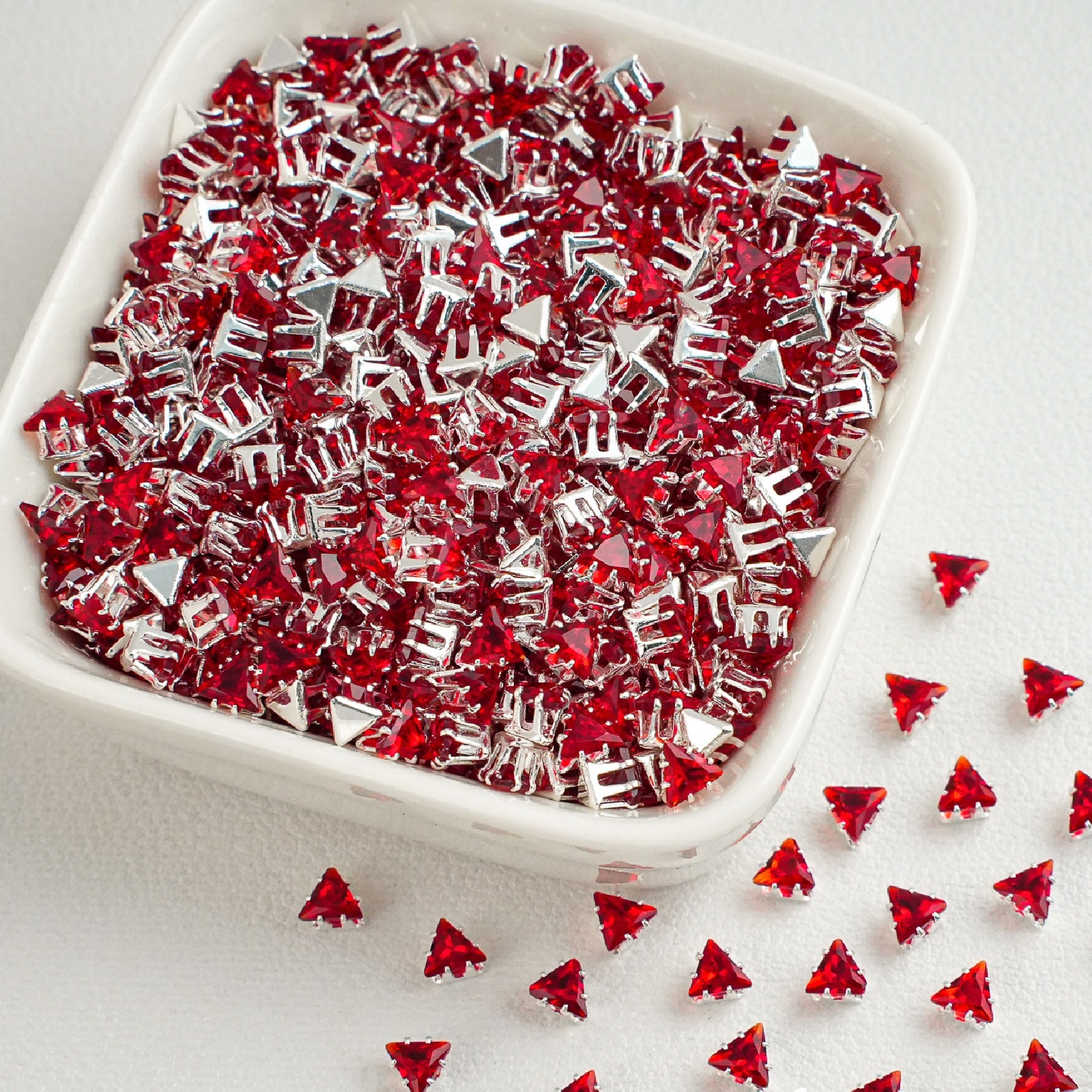 (100pcs)4mm Triangle Prong-Set CZ