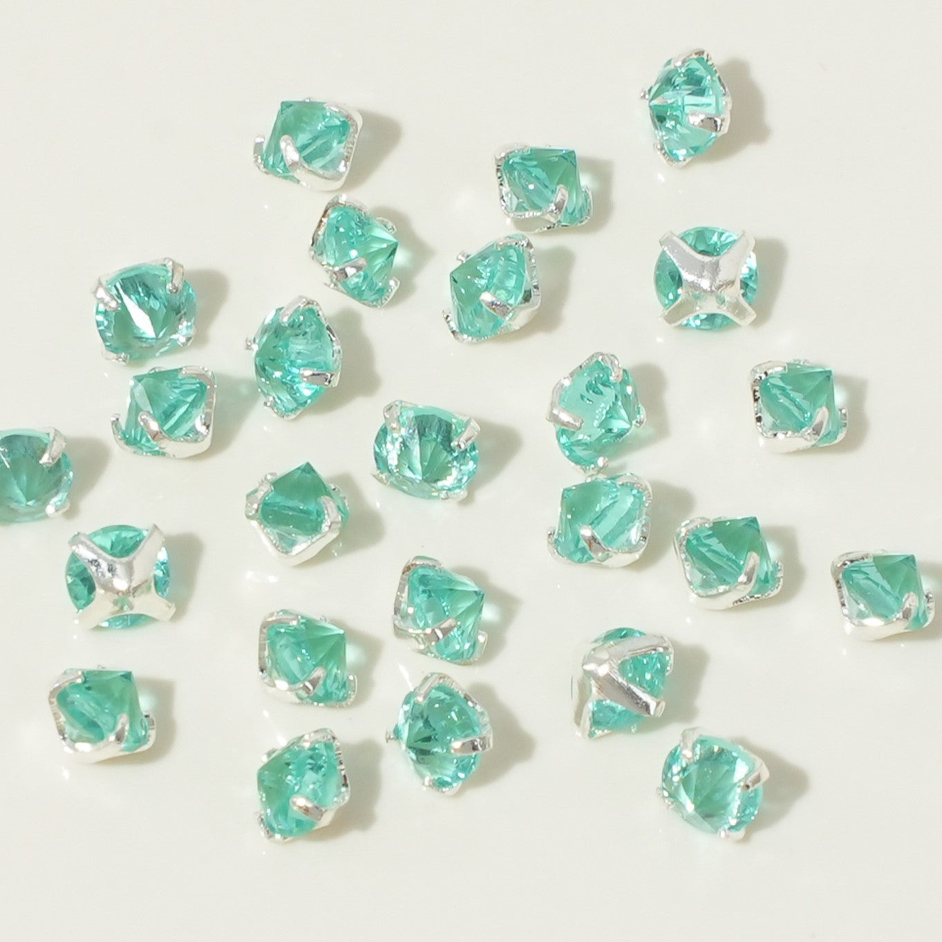 (100pcs)4mm Round Reverse Prong-Set CZ