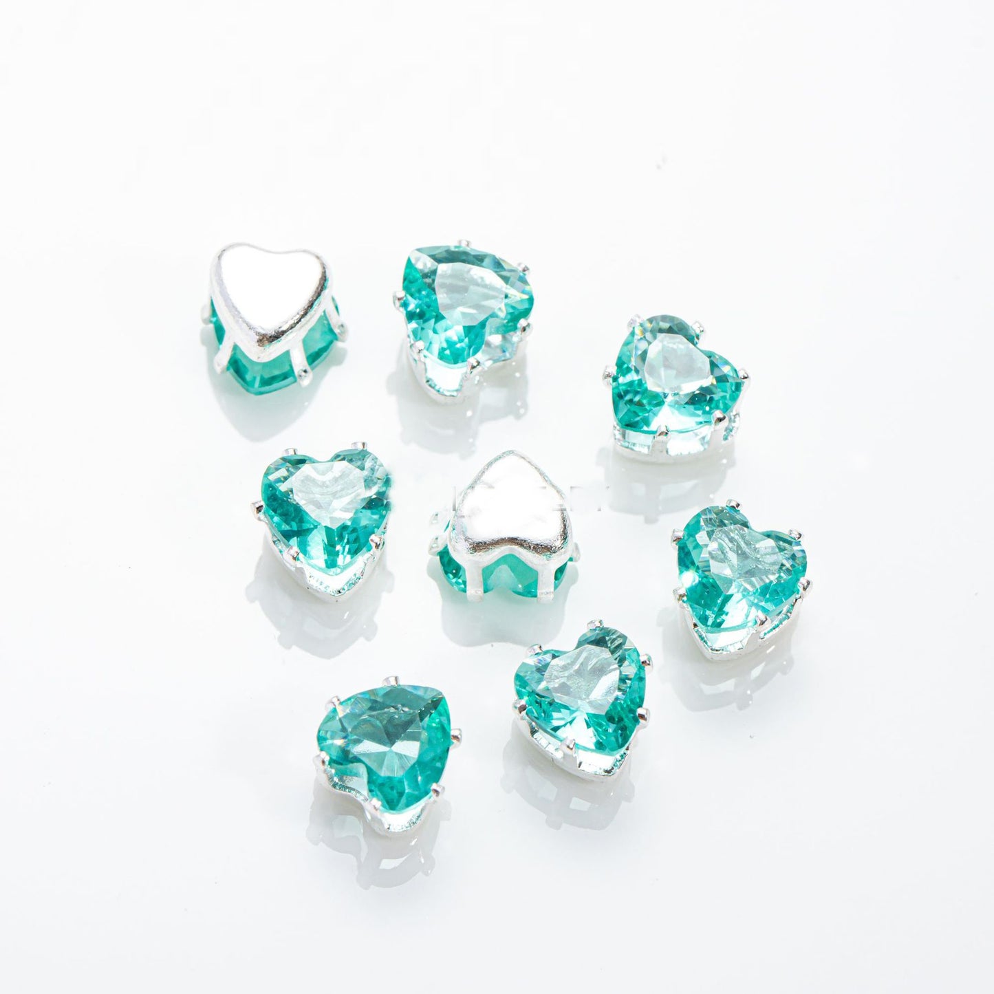 خرز على شكل قلب بقطر 6 مم وقاعدة فضية - 100 قطعة