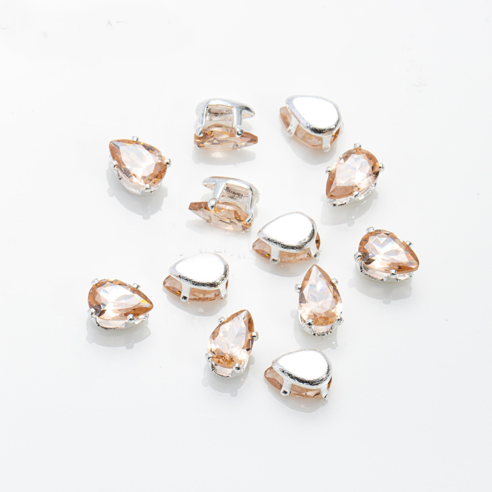 (100pcs)4x6mm Teardrop Prong-Set CZ