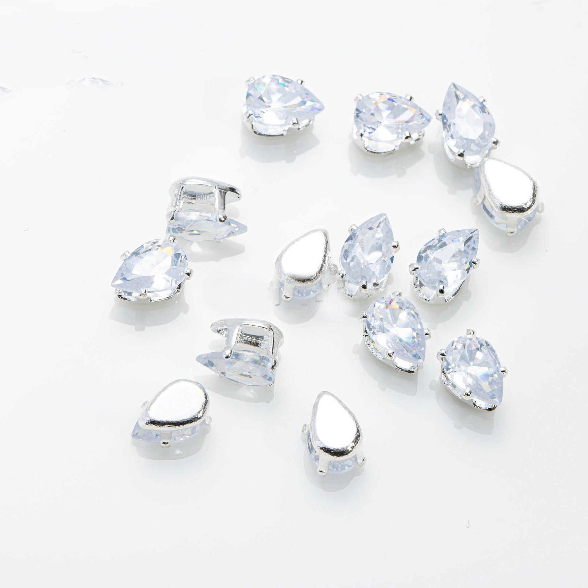 (100pcs)4x6mm Teardrop Prong-Set CZ
