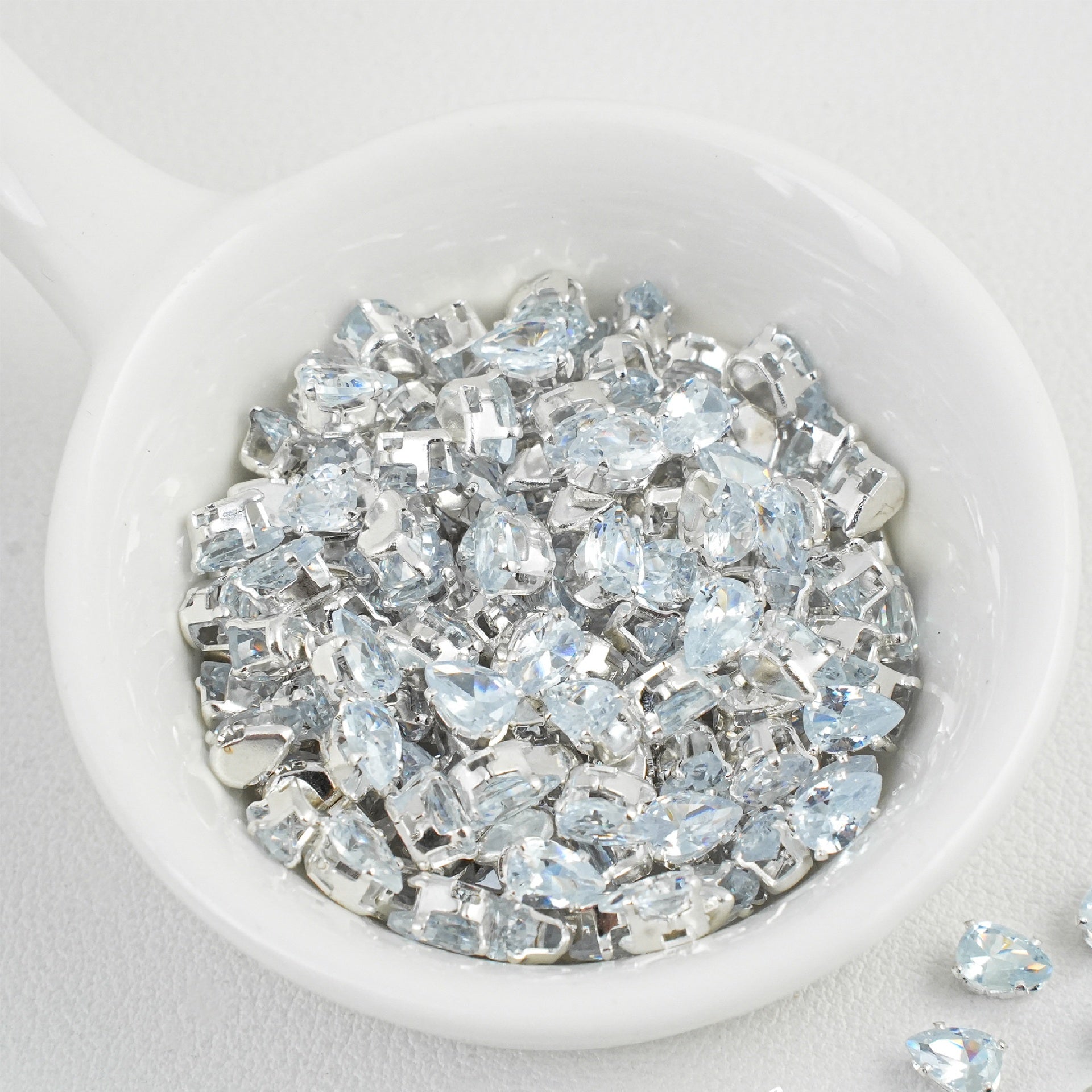 (100pcs)4x6mm Teardrop Prong-Set CZ