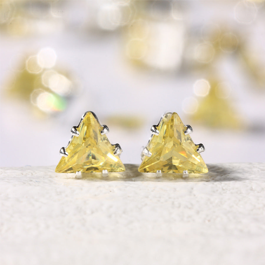 (100pcs)4mm Triangle Prong-Set CZ
