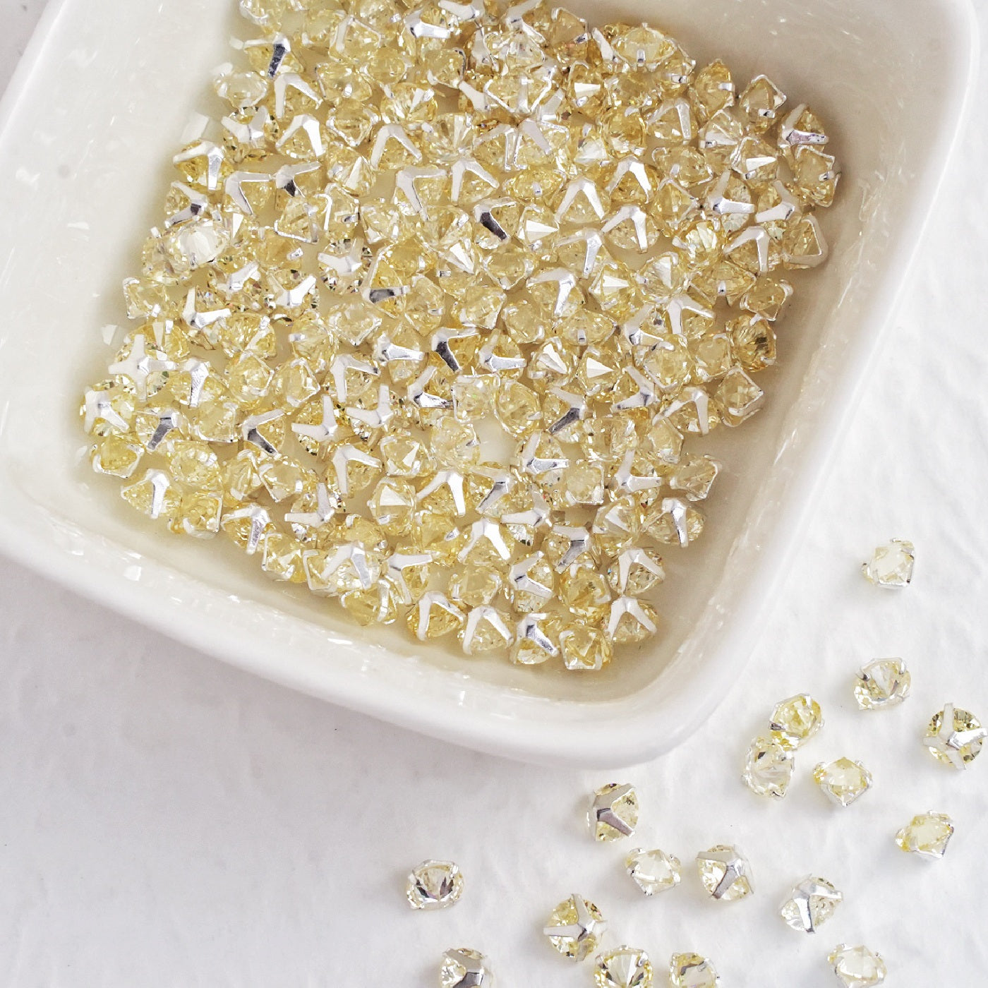 4mm Round Reverse Prong-Set CZ