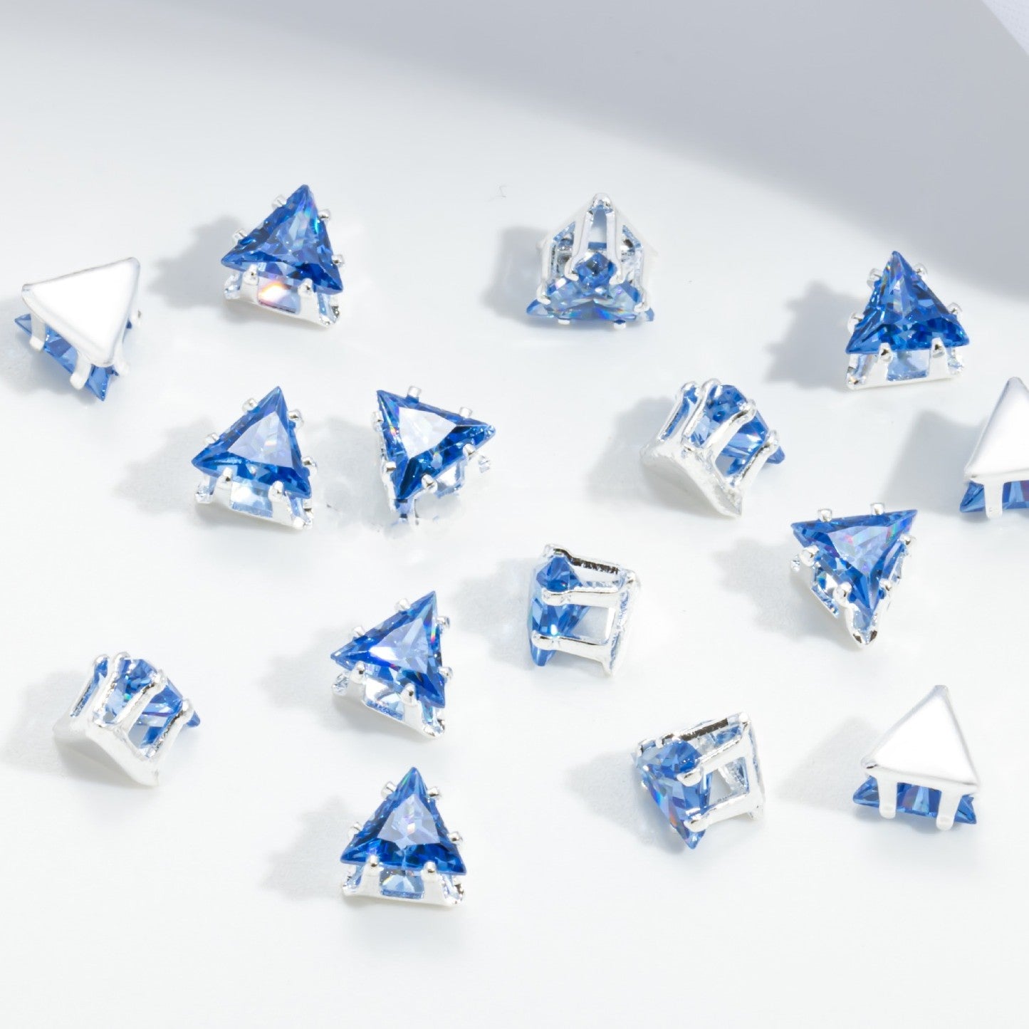 (100pcs)5mm Triangle Prong-Set CZ