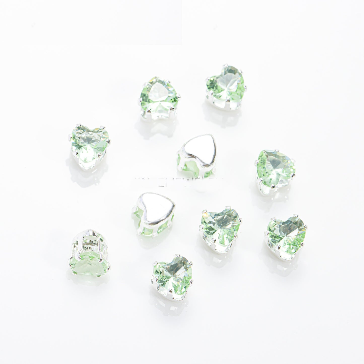 خرز على شكل قلب بقطر 6 مم وقاعدة فضية - 100 قطعة