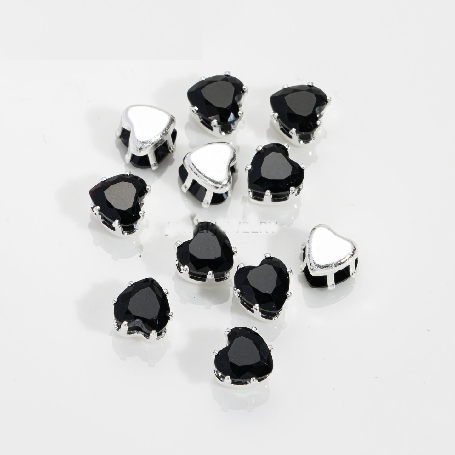 خرز على شكل قلب بقطر 6 مم وقاعدة فضية - 100 قطعة