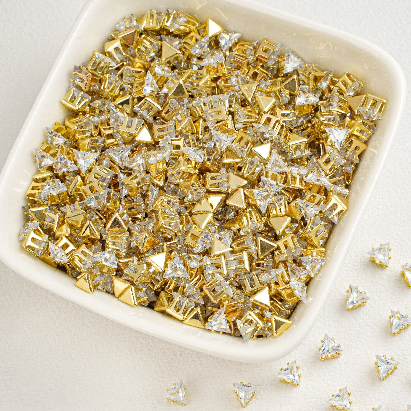 (100pcs)5mm Triangle Prong-Set CZ