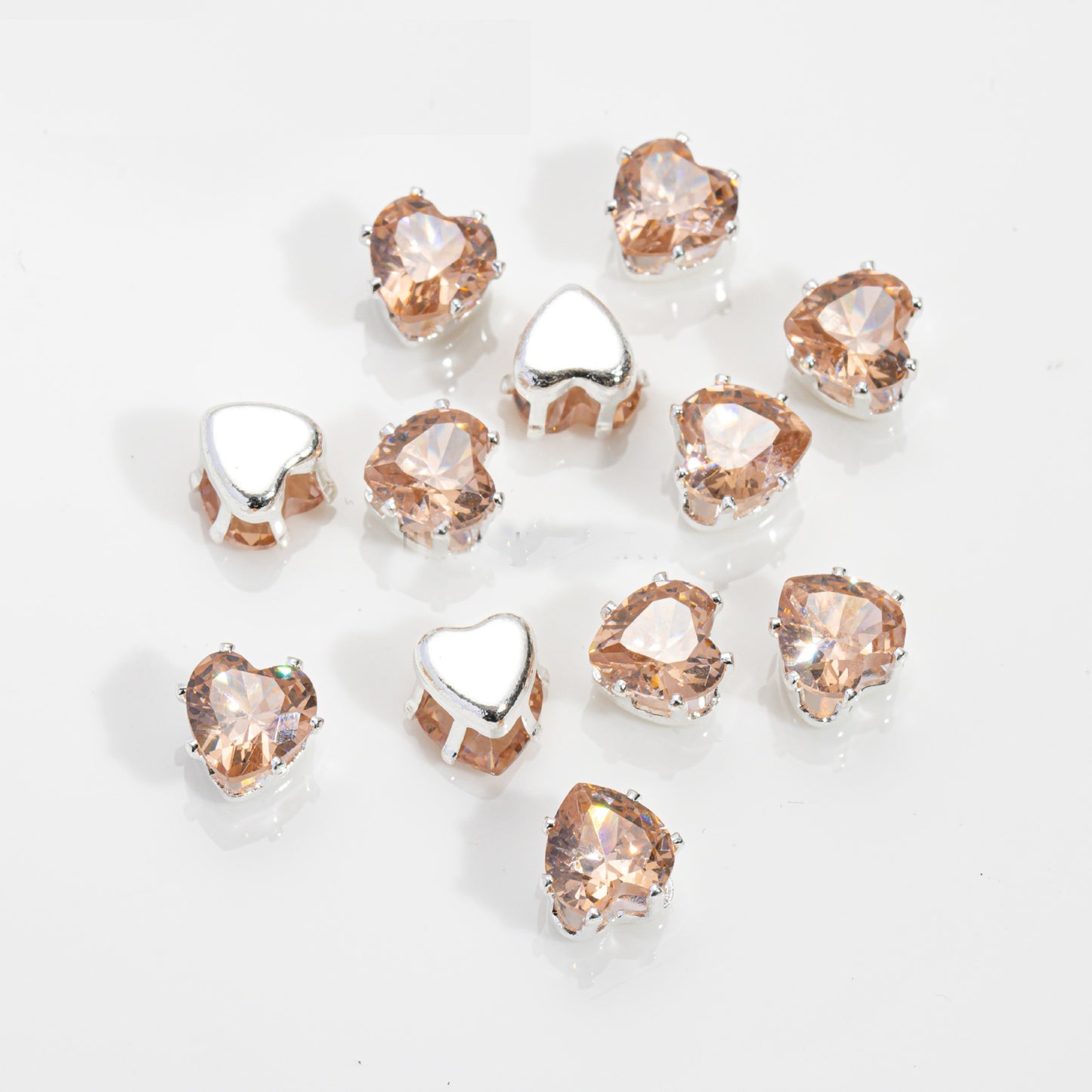 خرز على شكل قلب بقطر 6 مم وقاعدة فضية - 100 قطعة