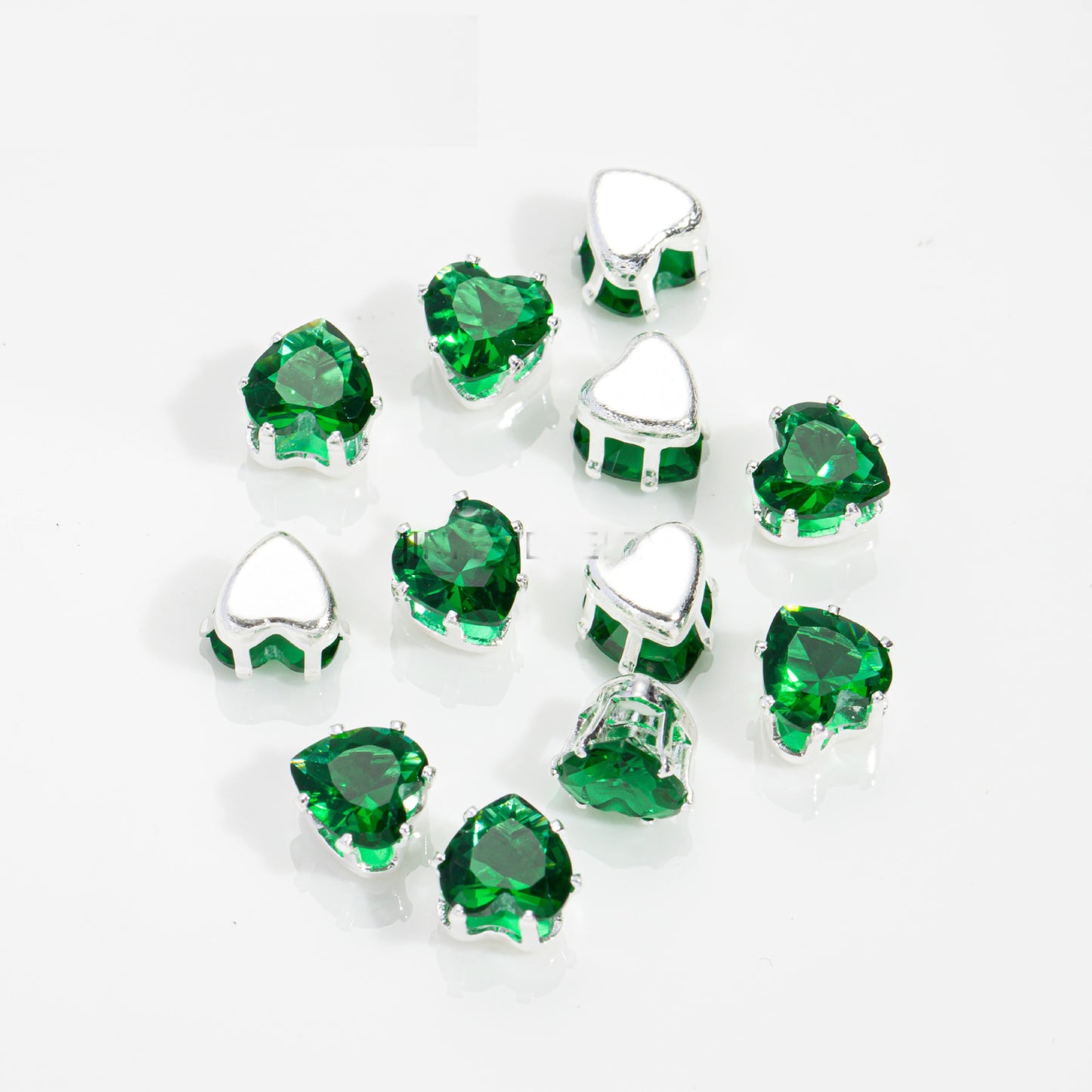 خرز على شكل قلب بقطر 6 مم وقاعدة فضية - 100 قطعة