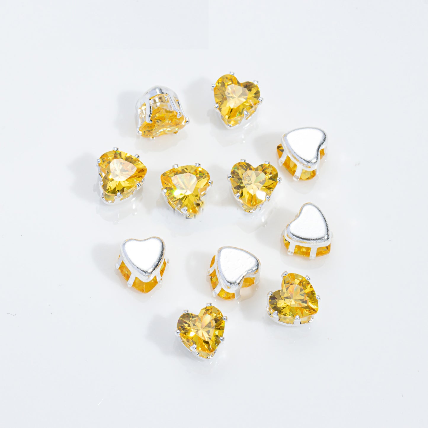 خرز على شكل قلب بقطر 6 مم وقاعدة فضية - 100 قطعة