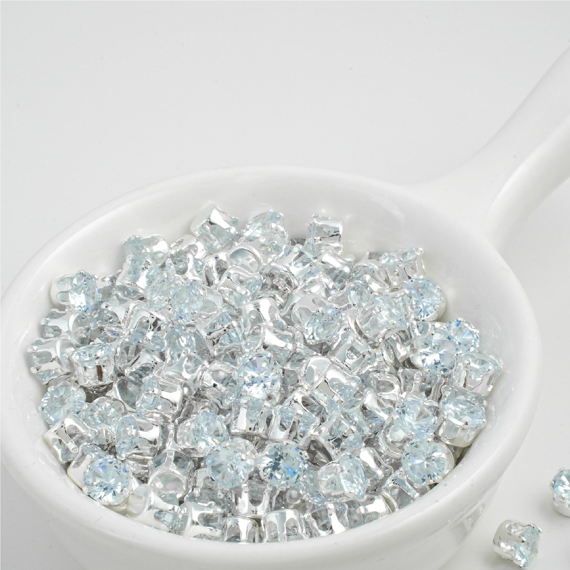 (100pcs)4MM Round Prong-Set CZ