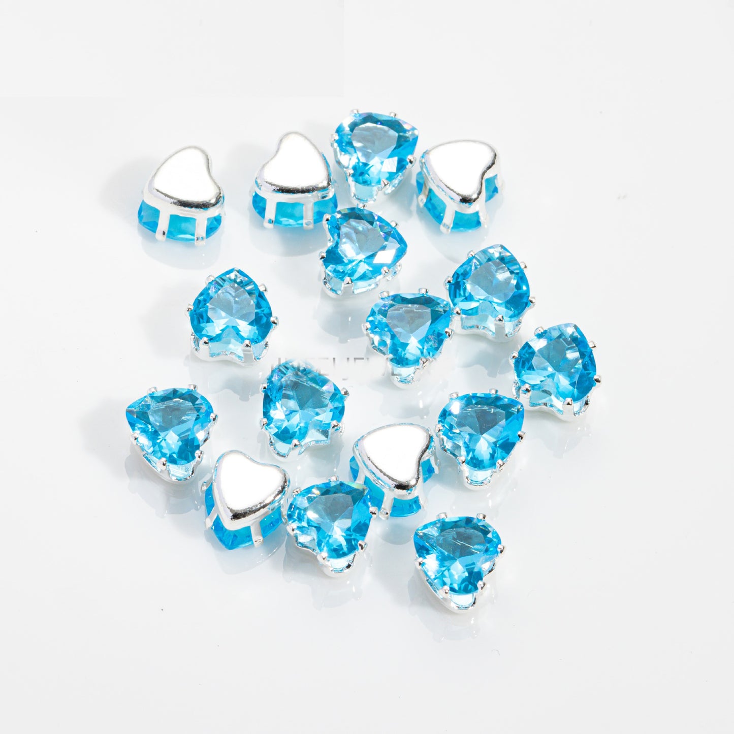 خرز على شكل قلب بقطر 6 مم وقاعدة فضية - 100 قطعة