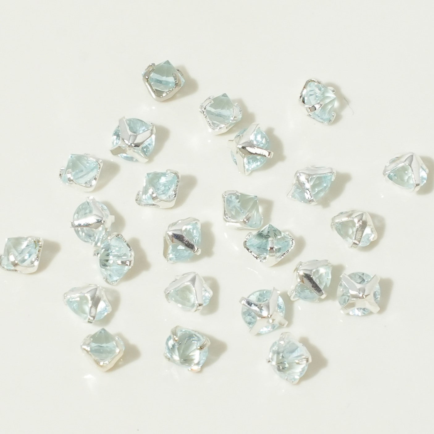 (100pcs)4mm Round Reverse Prong-Set CZ