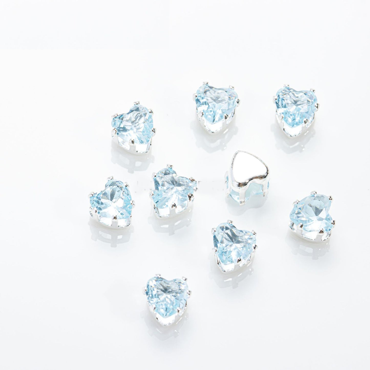 خرز على شكل قلب بقطر 6 مم وقاعدة فضية - 100 قطعة