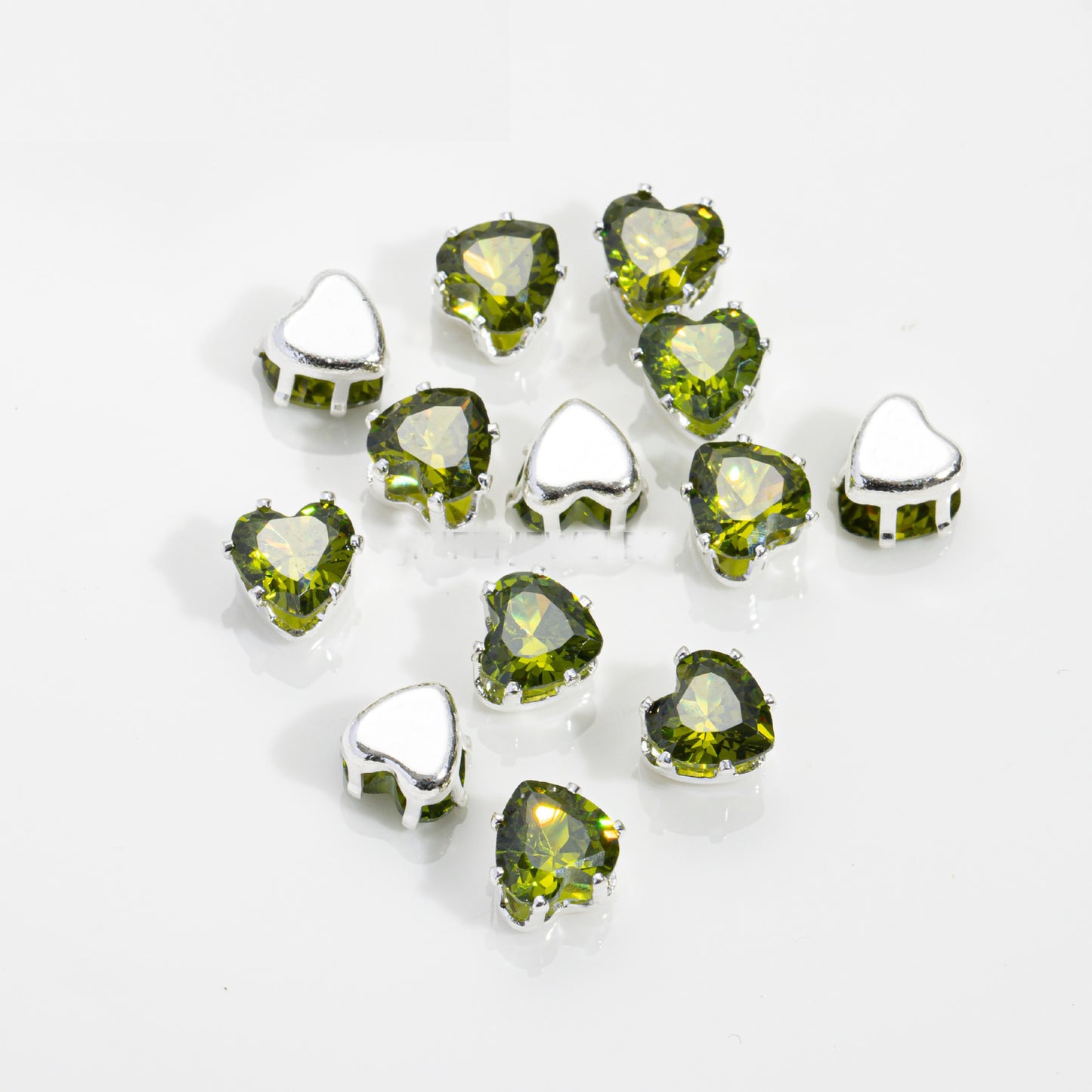 خرز على شكل قلب بقطر 6 مم وقاعدة فضية - 100 قطعة