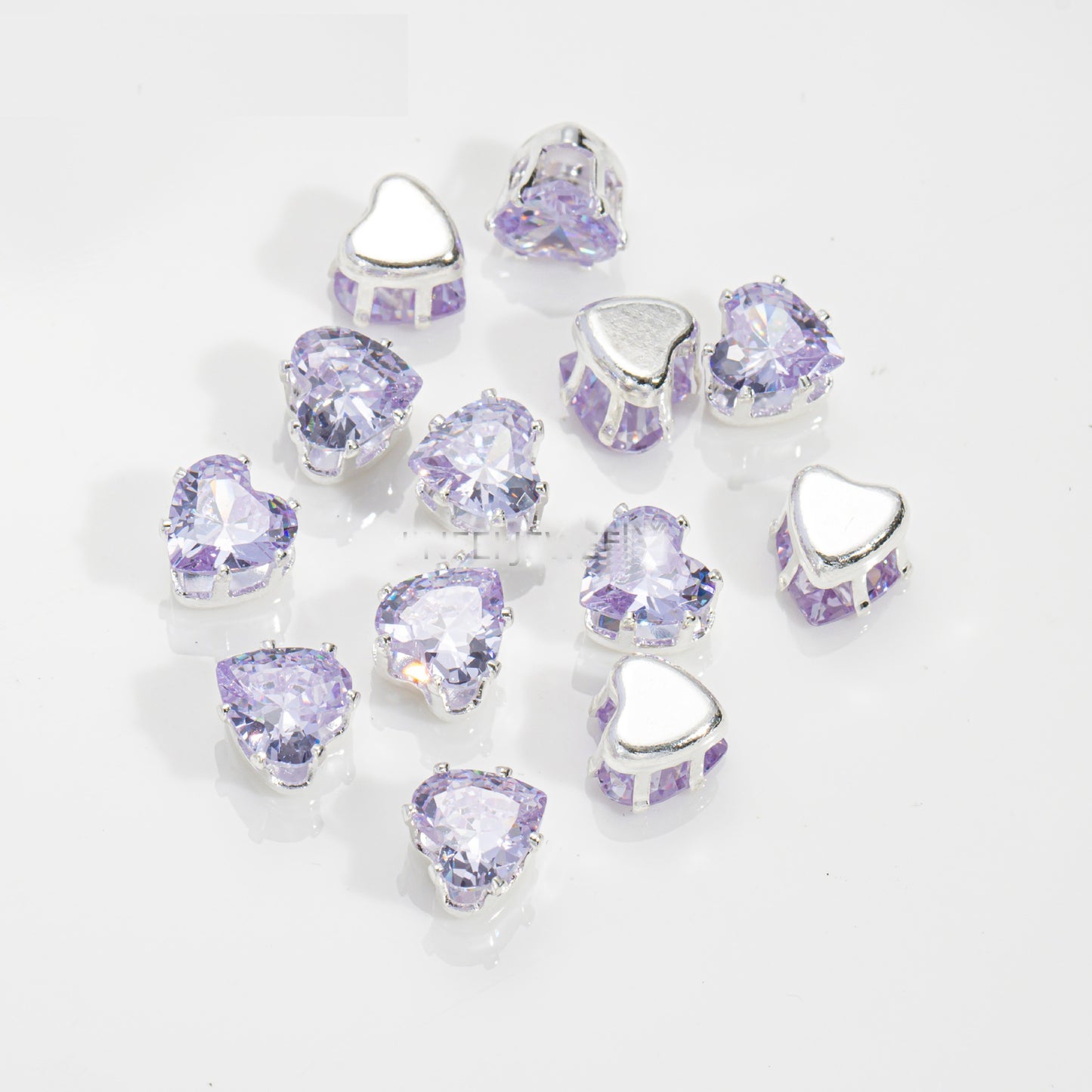 خرز على شكل قلب بقطر 6 مم وقاعدة فضية - 100 قطعة