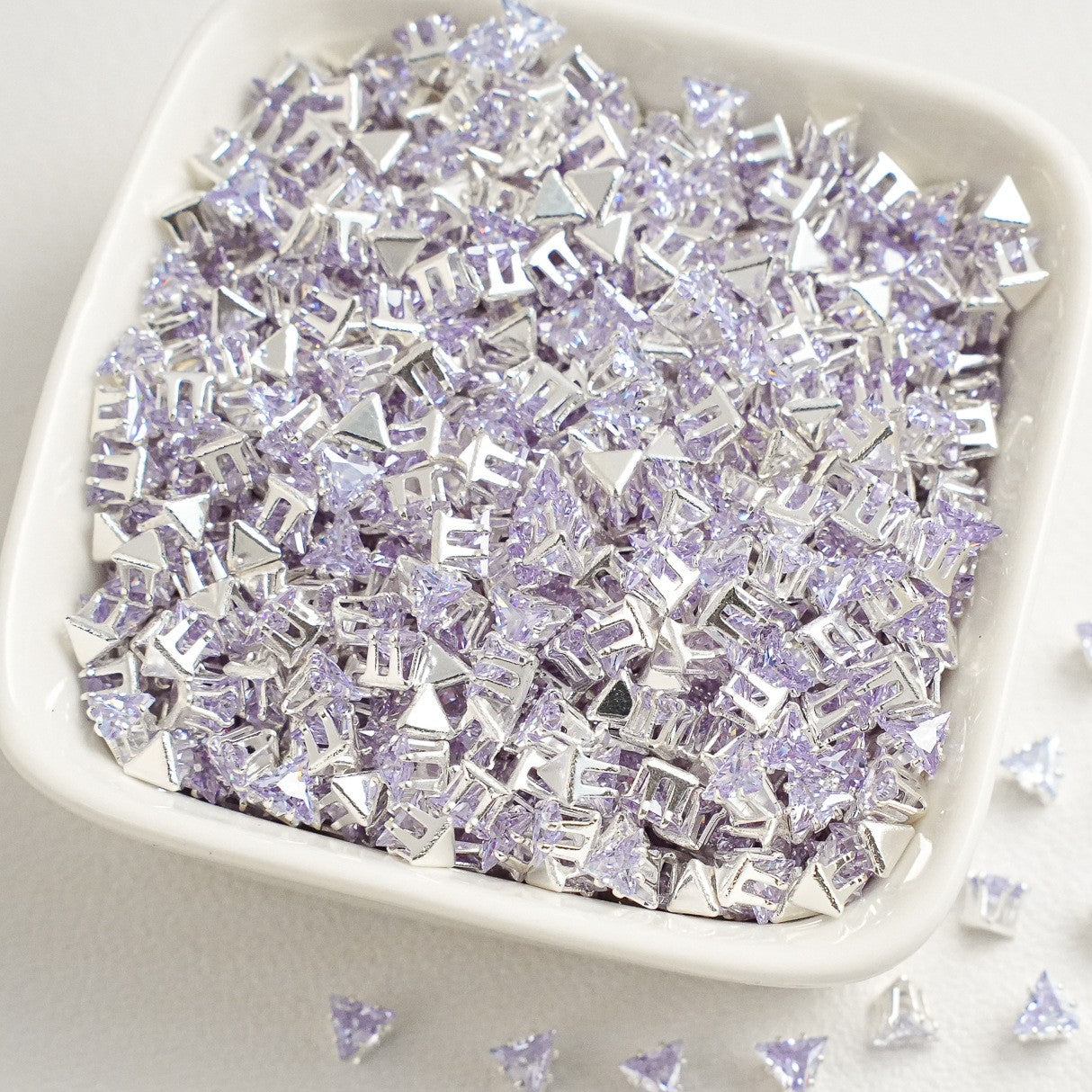 (100pcs)5mm Triangle Prong-Set CZ