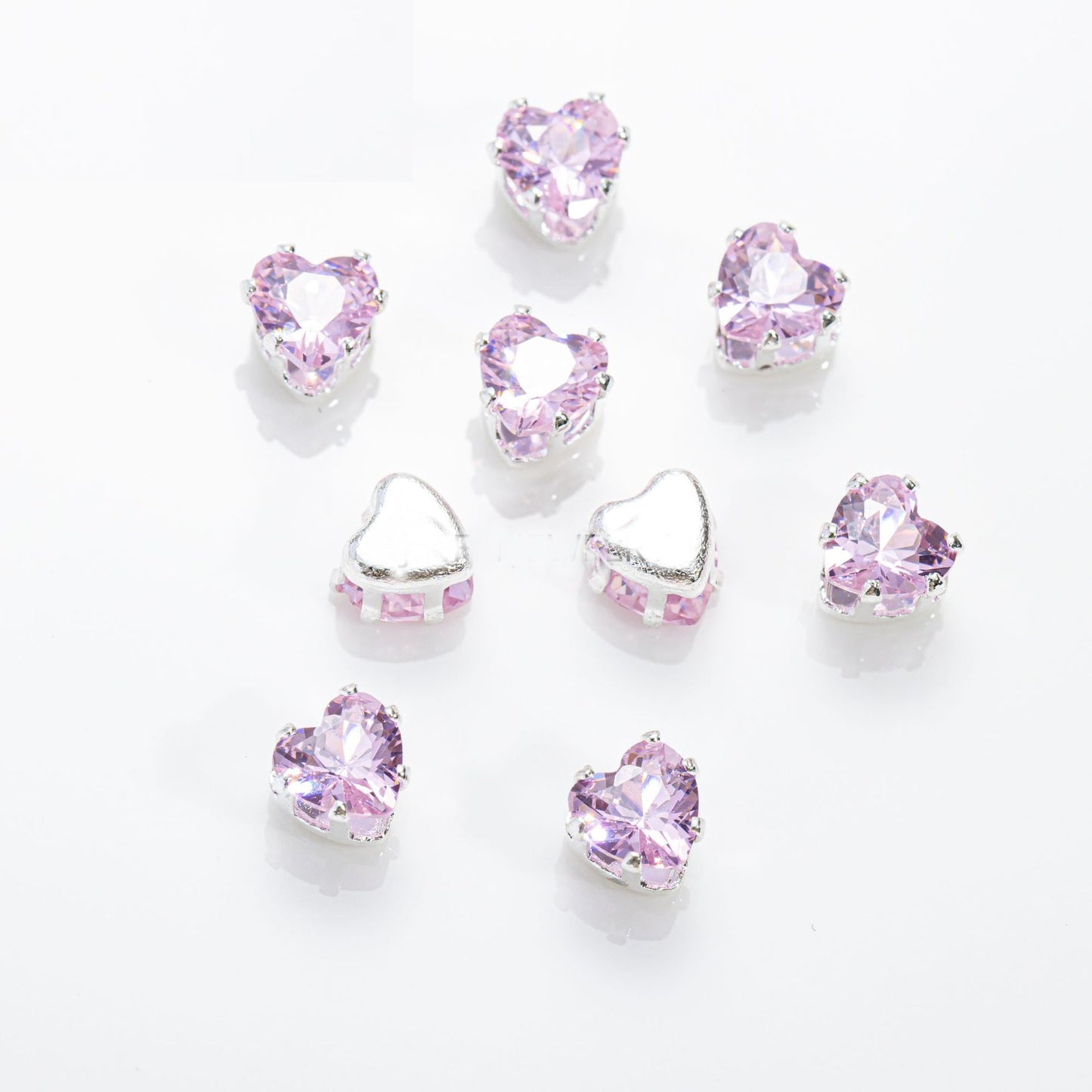 خرز على شكل قلب بقطر 6 مم وقاعدة فضية - 100 قطعة