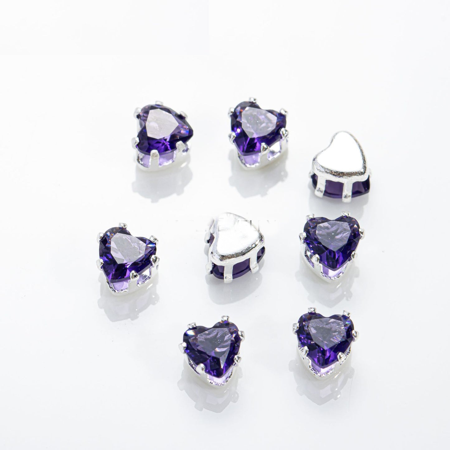 خرز على شكل قلب بقطر 6 مم وقاعدة فضية - 100 قطعة