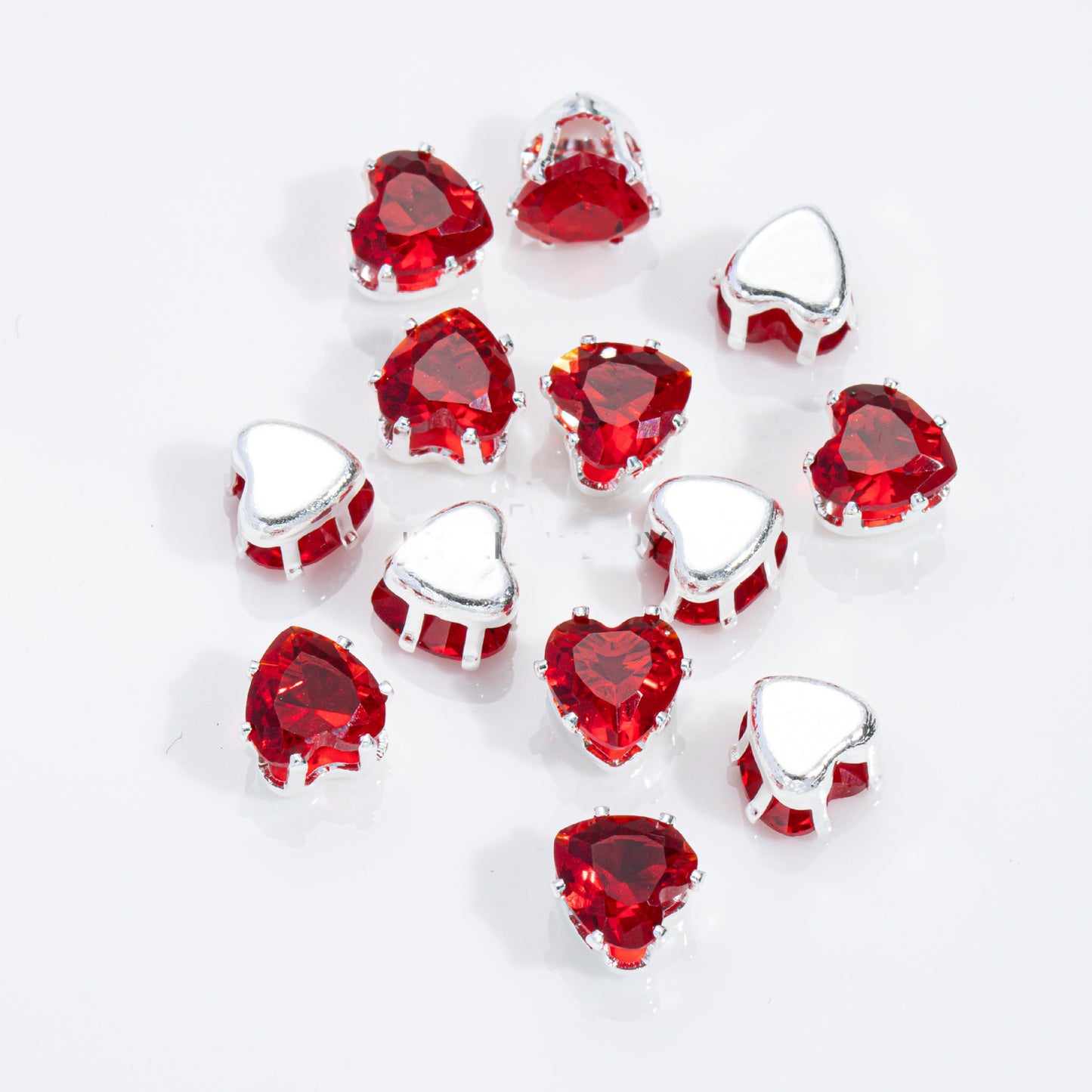 خرز على شكل قلب بقطر 6 مم وقاعدة فضية - 100 قطعة