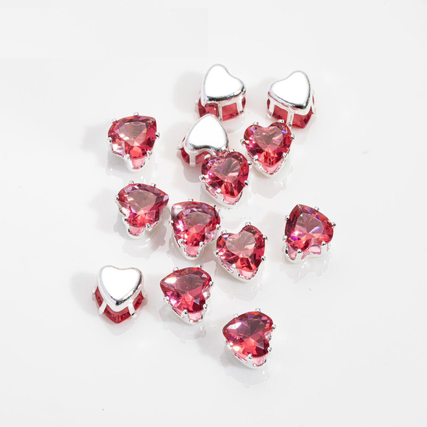 خرز على شكل قلب بقطر 6 مم وقاعدة فضية - 100 قطعة