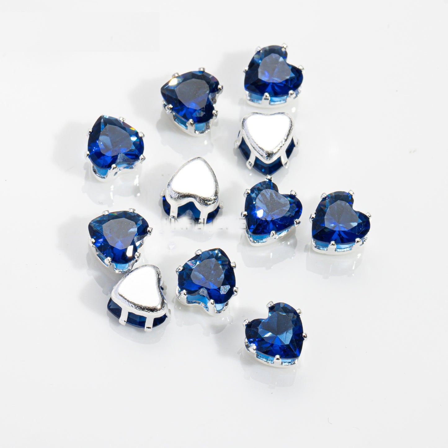 خرز على شكل قلب بقطر 6 مم وقاعدة فضية - 100 قطعة