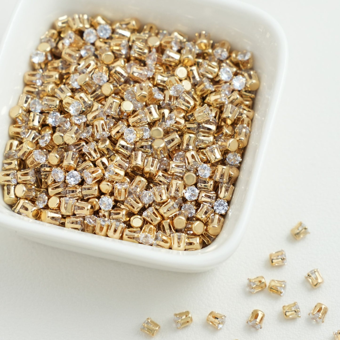 (30pcs)3MM Round Gold Base Prong-set CZs