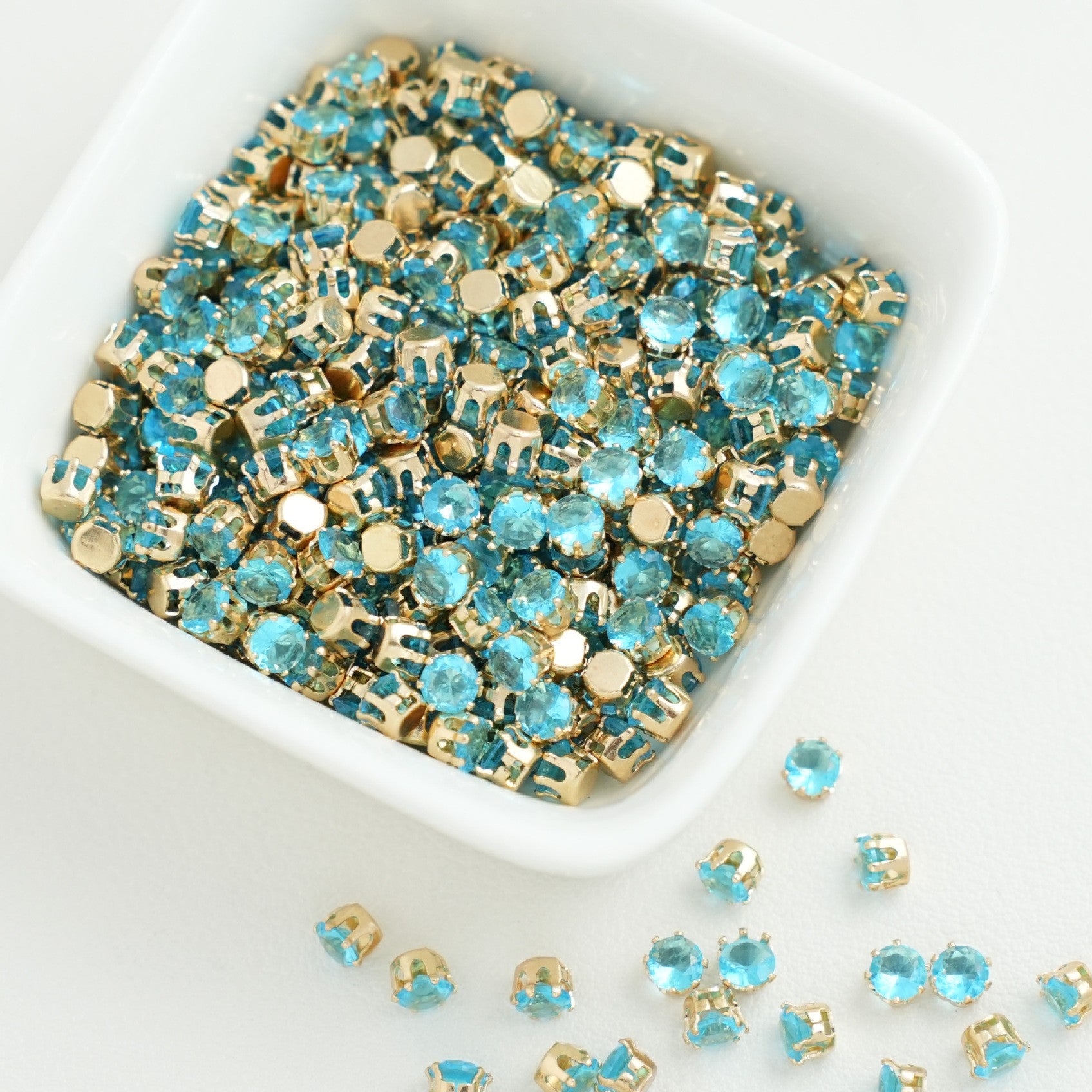 (30pcs)4MM Round Gold Base Prong-set CZs