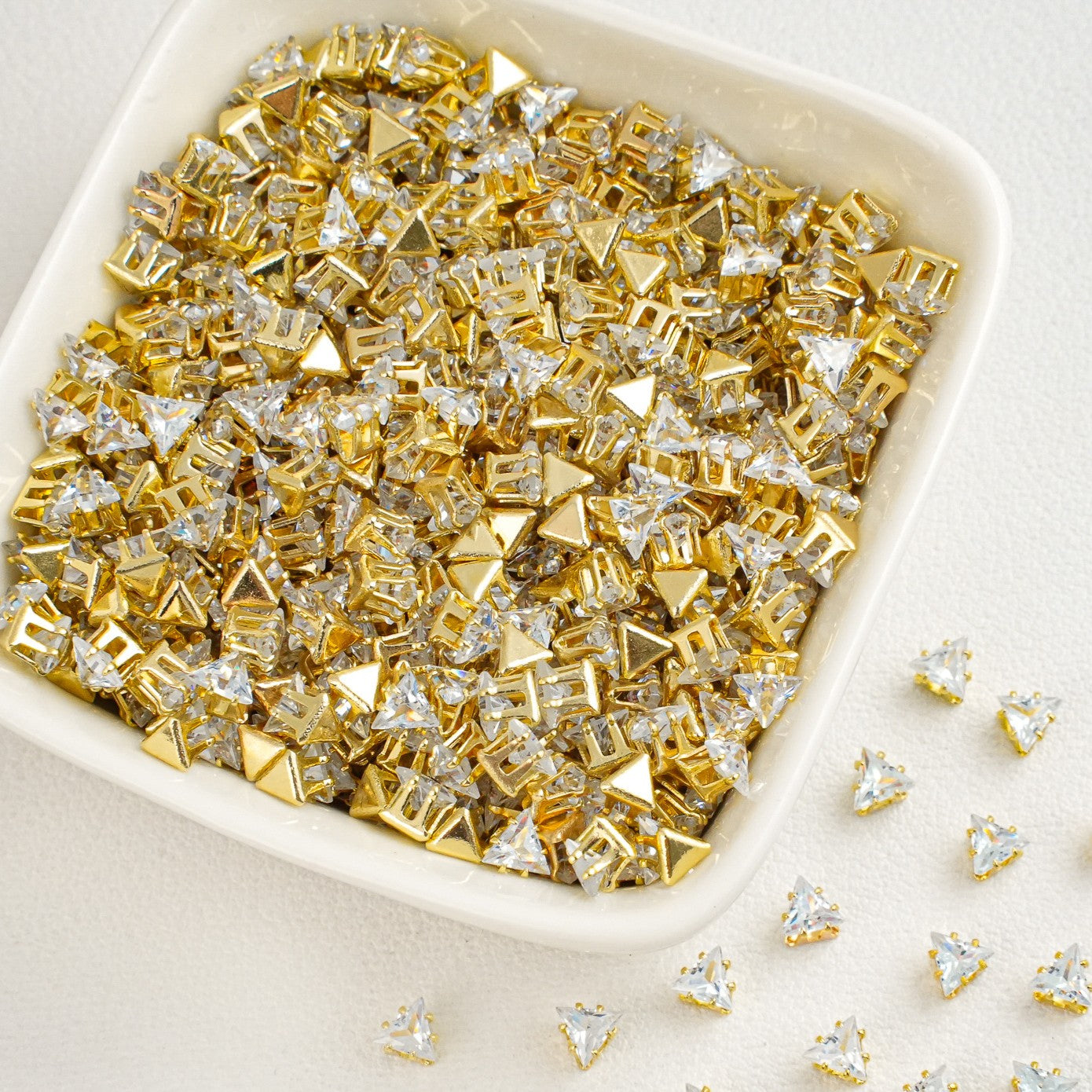 (30pcs)4MM Triangle Gold Base Prong-set CZs