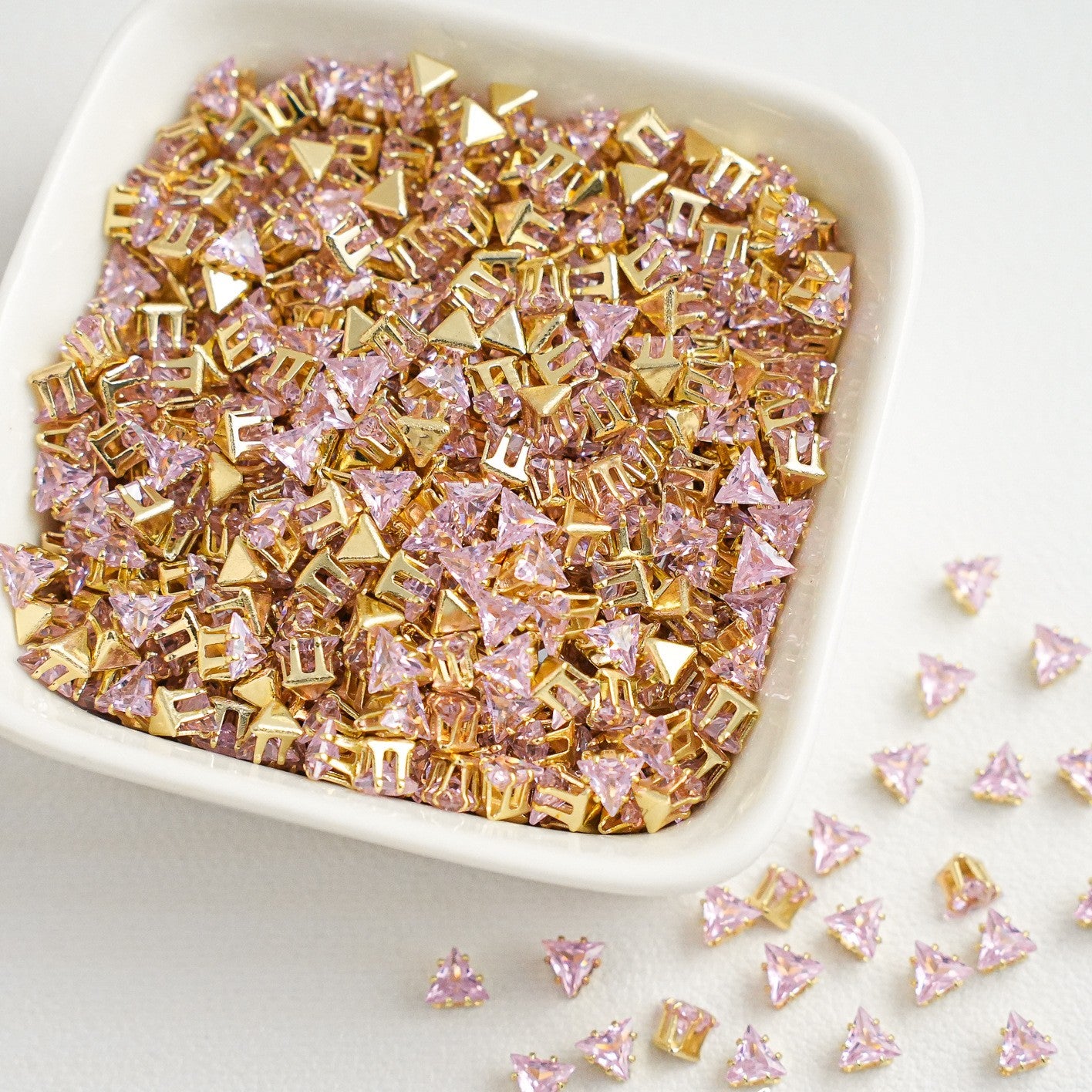 (30pcs)4MM Triangle Gold Base Prong-set CZs