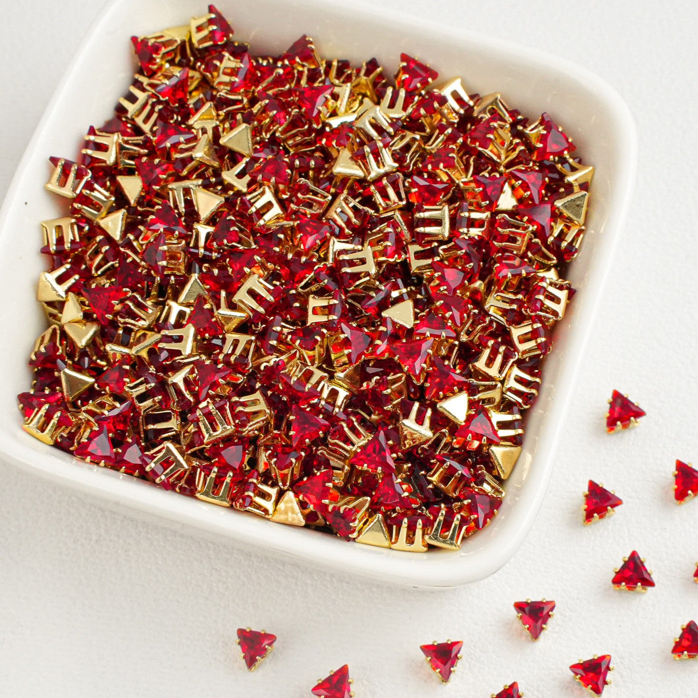 (30pcs)4MM Triangle Gold Base Prong-set CZs