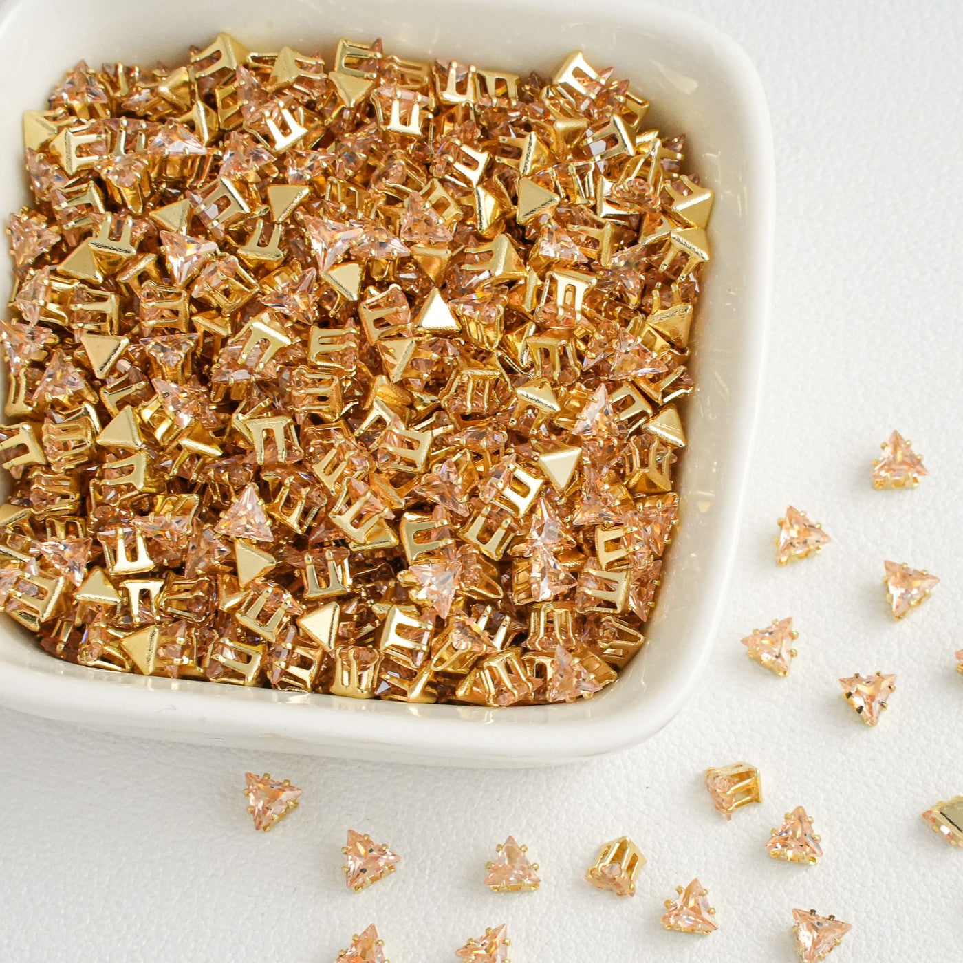 (30pcs)4MM Triangle Gold Base Prong-set CZs