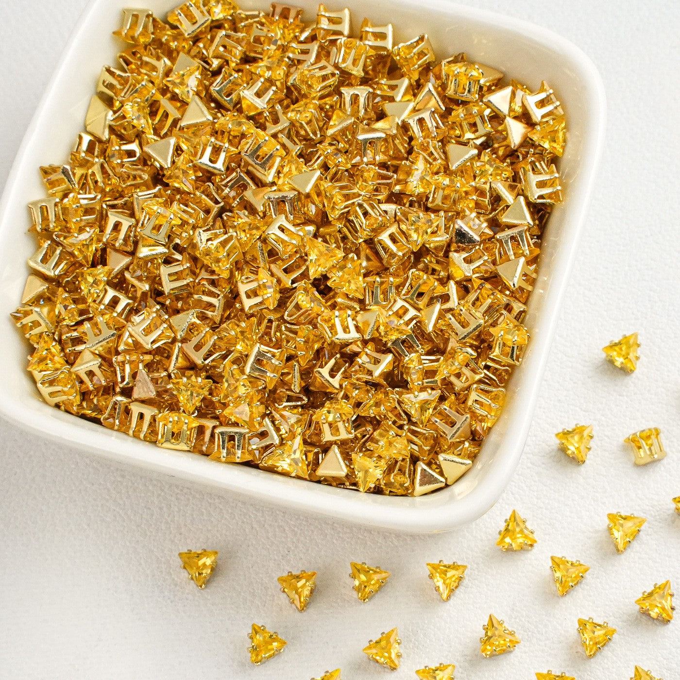 (30pcs)4MM Triangle Gold Base Prong-set CZs
