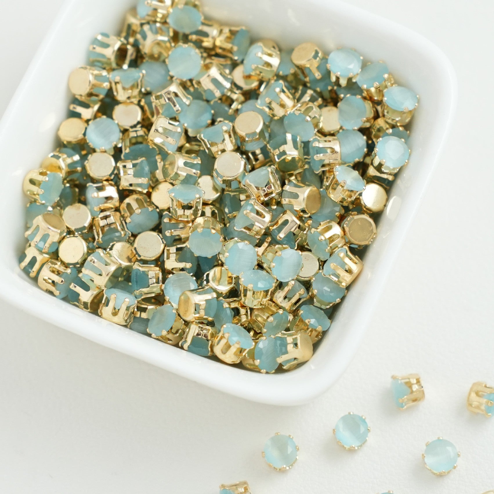(30pcs)5MM Round Gold Base Prong-set CZs