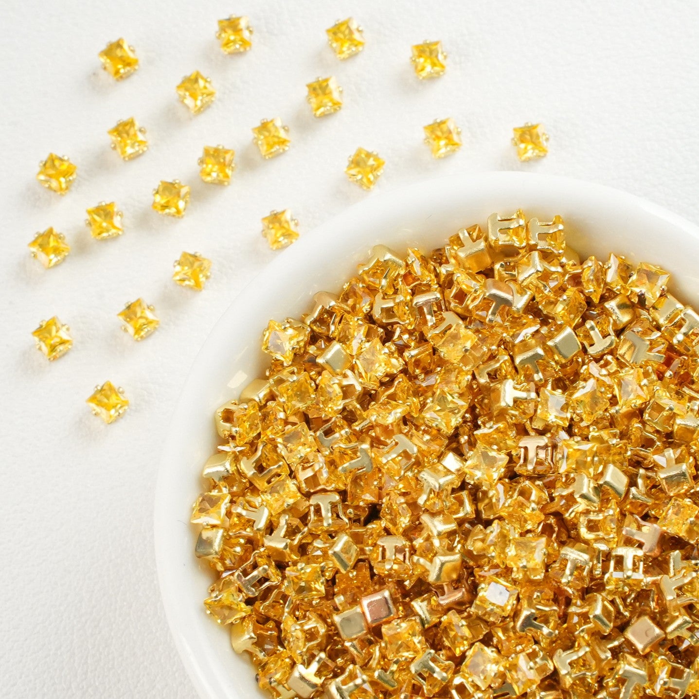 (30pcs)3x3MM Gold Base Square Prong-Set CZ